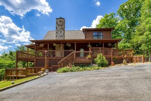 Exterior - Splendid Spacious Cabin with Jacuzzi and Beautiful Private Deck in Sevierville, Tennessee (Sevierville)