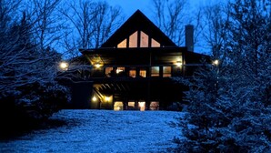 Exterior - Splendid Spacious Cabin with Jacuzzi and Beautiful Private Deck in Sevierville, Tennessee (Sevierville)