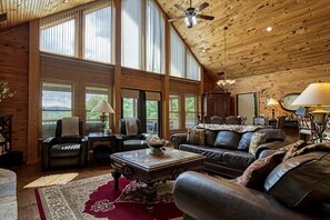 Living area - Splendid Spacious Cabin with Jacuzzi and Beautiful Private Deck in Sevierville, Tennessee (Sevierville)