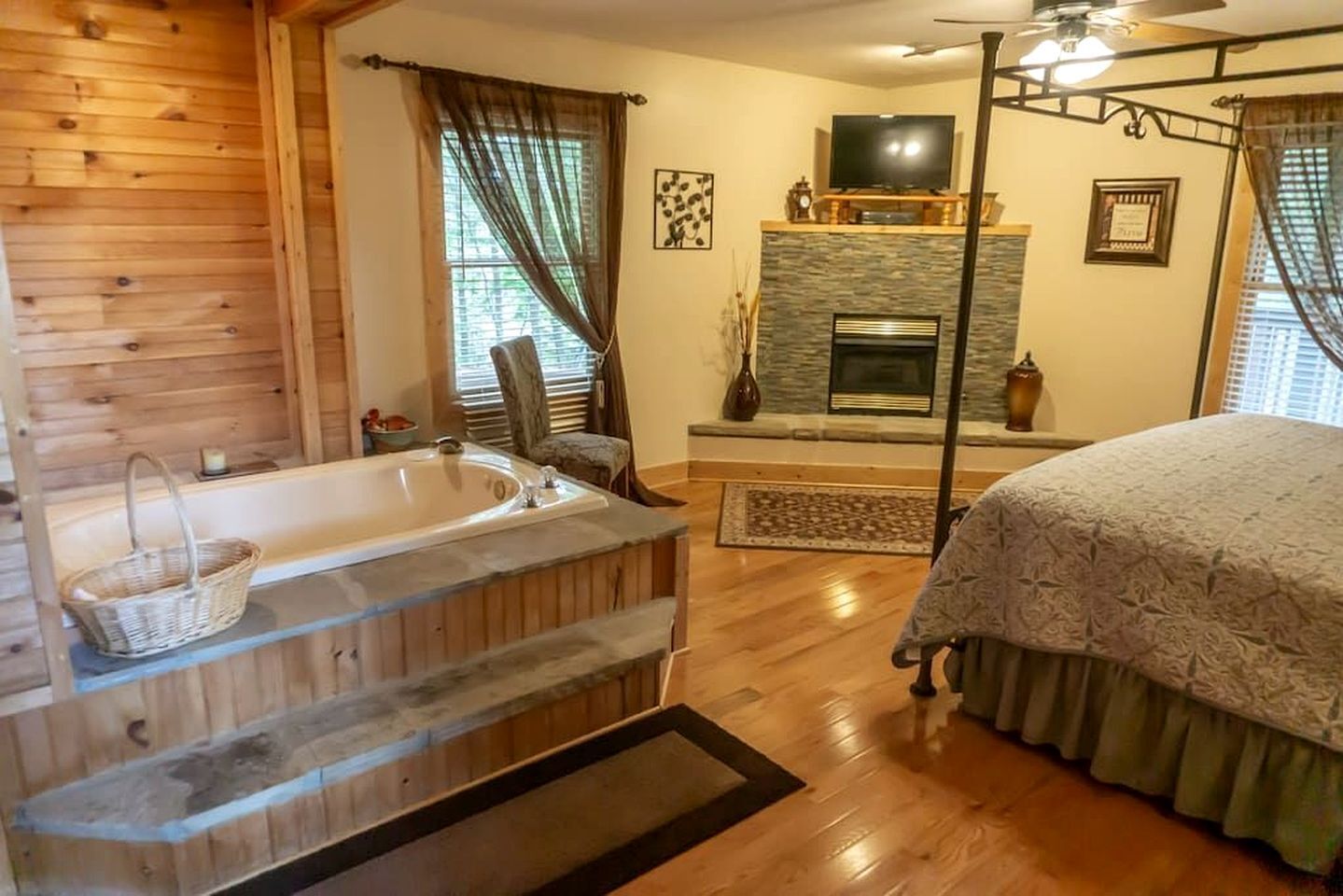 2 bedrooms, iron/ironing board, travel cot, WiFi