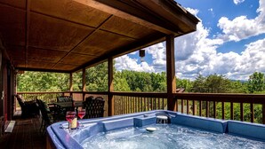 Outdoor dining - Splendid Spacious Cabin with Jacuzzi and Beautiful Private Deck in Sevierville, Tennessee (Sevierville)
