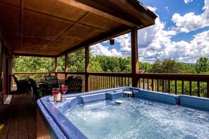 Outdoor dining - Splendid Spacious Cabin with Jacuzzi and Beautiful Private Deck in Sevierville, Tennessee (Sevierville)