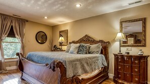 Room - Splendid Spacious Cabin with Jacuzzi and Beautiful Private Deck in Sevierville, Tennessee (Sevierville)