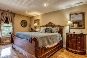 2 bedrooms, iron/ironing board, travel cot, WiFi - Splendid Spacious Cabin with Jacuzzi and Beautiful Private Deck in Sevierville, Tennessee (Sevierville)