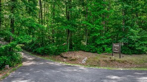 Property grounds - Peaceful Caravan Retreat with Large Private Deck and Fire Pit in Alabama (Fort Payne)