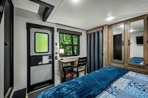 2 bedrooms, desk, WiFi, bed sheets