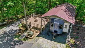 Terrace/patio - Peaceful Caravan Retreat with Large Private Deck and Fire Pit in Alabama (Fort Payne)