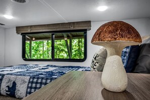 2 bedrooms, desk, WiFi, bed sheets