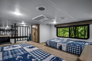 Room - Peaceful Caravan Retreat with Large Private Deck and Fire Pit in Alabama (Fort Payne)