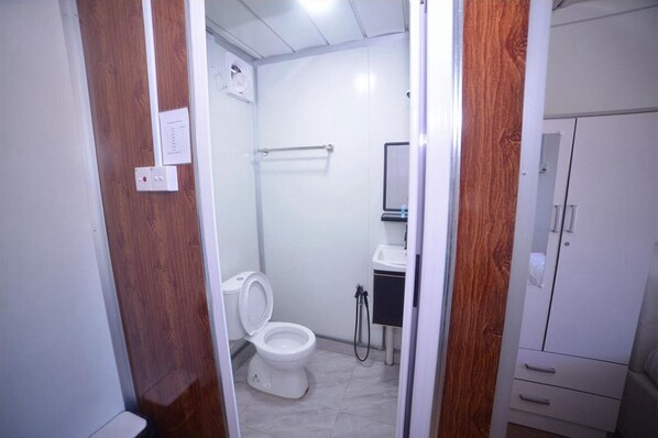 Ducha, toallas, jabón, papel higiénico