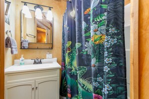 Hair dryer, towels, toilet paper - Tranquil Hocking Hills Cottage at Old Mans Cave Perfect for a Pet-Friendly Getaway with Private Outdoor Jacuzzi (Logan)
