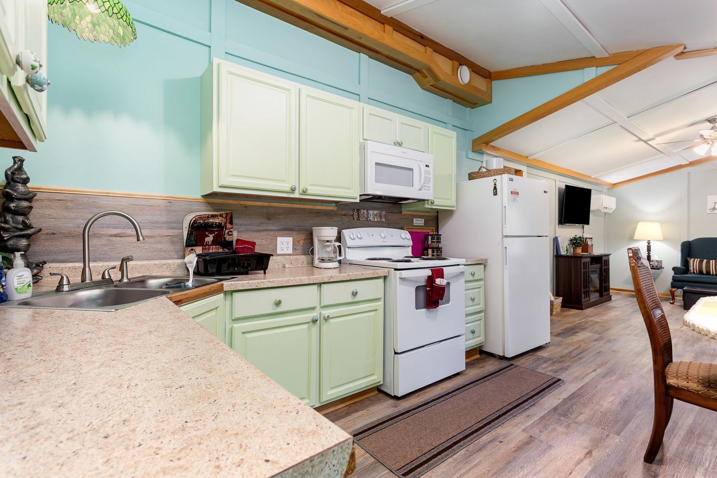 Coffee/tea maker, fridge, microwave, oven