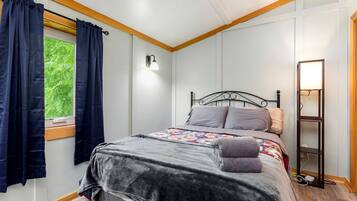 2 bedrooms, iron/ironing board, WiFi, bed sheets