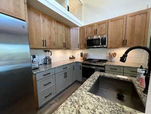 Private kitchen - Lakefront Cabin with Two Decks and Back Yard in Tennessee (Tracy City)