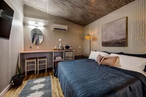 WiFi, bed sheets - Serene Woodland Cabin Oasis near Trinity River in Texas (Alvord)