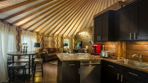 Stunning Yurt with Magnificent Creek Views in Topton, North Carolina