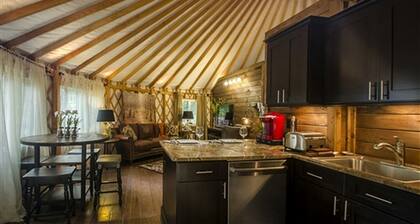 Stunning Yurt with Magnificent Creek Views in Topton, North Carolina