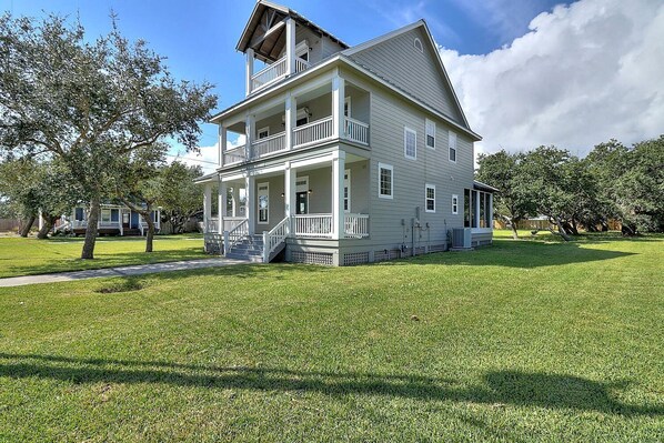 Exterior - Breathtaking Cottage with Spectacular Interior and Exterior Spaces Near the Coast in Rockport, Texas (Rockport)