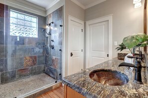 Towels, toilet paper - Breathtaking Cottage with Spectacular Interior and Exterior Spaces Near the Coast in Rockport, Texas (Rockport)