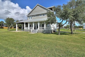 Exterior - Breathtaking Cottage with Spectacular Interior and Exterior Spaces Near the Coast in Rockport, Texas (Rockport)