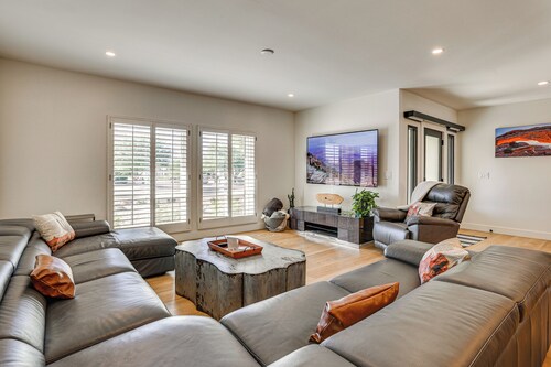Sports Court + Hot Tub: Luxe Scottsdale Retreat!