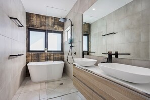 Apartment | Bathroom - Cairns North 4-bed With Outdoor Dining & Pool (Cairns)