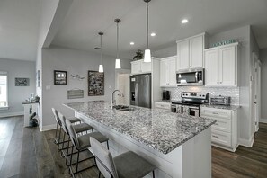 Kühlschrank, Mikrowelle, Herdplatte, Wasserkocher mit Kaffee-/Teezubehör