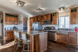 Coffee/tea maker, fridge, microwave, oven
