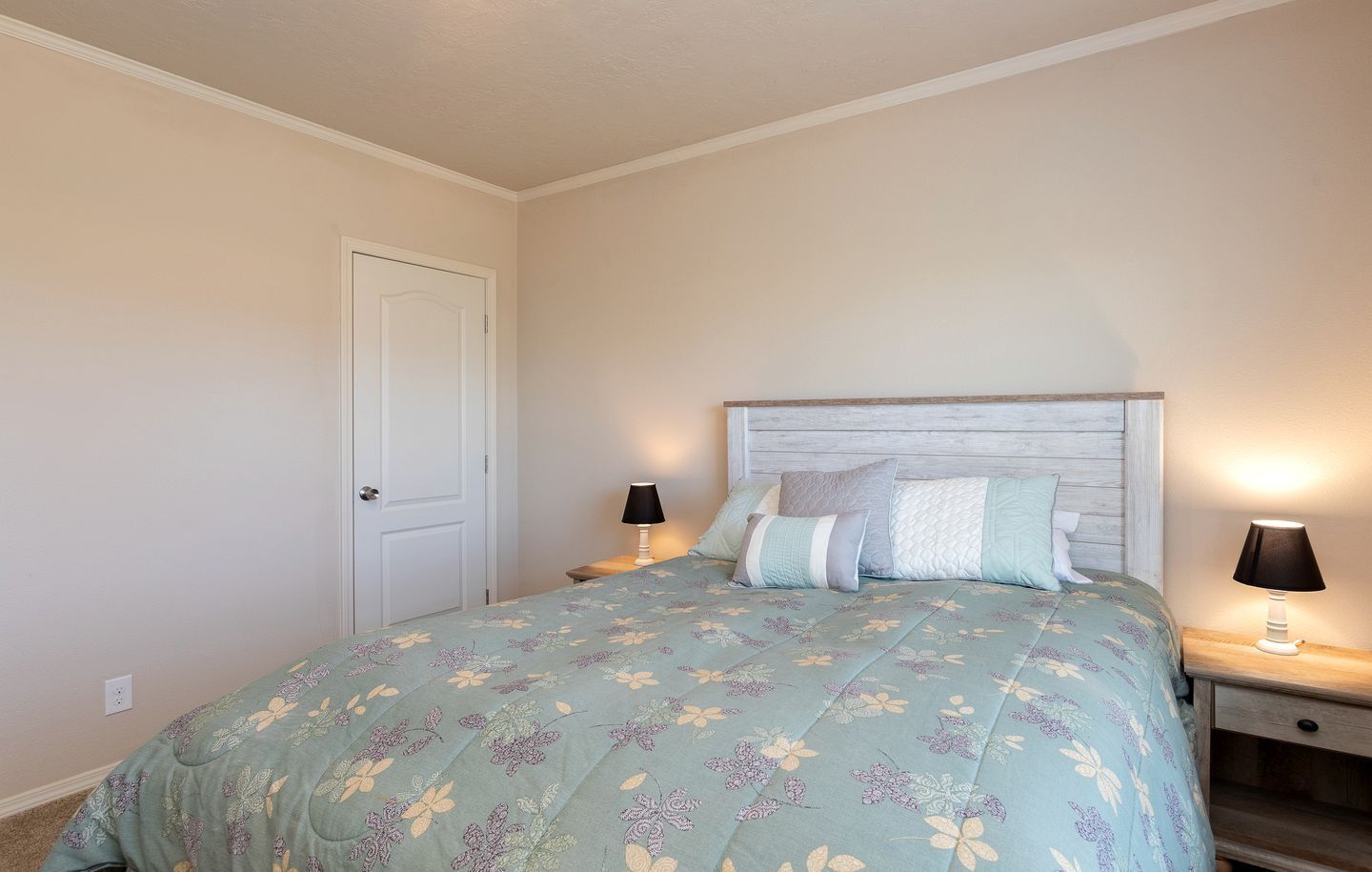 5 bedrooms, desk, iron/ironing board, WiFi