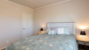 5 bedrooms, desk, iron/ironing board, WiFi