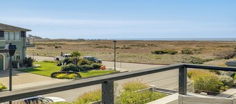 Walk to Ocean: Luxe Family Home in Half Moon Bay!