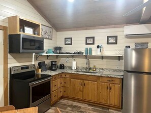 Kylskåp, mikrovågsugn, spishäll och kaffe- och tebryggare