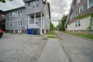 Apartment (3 Bedrooms) | Interior - Deck, Pool Table! Walkable Cleveland Heights Apt (Cleveland Heights)