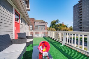 Apartment (3 Bedrooms) | Interior - Deck, Pool Table! Walkable Cleveland Heights Apt (Cleveland Heights)