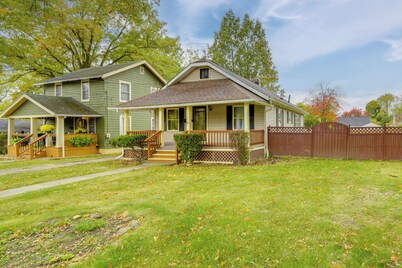 1 Mi to Akron Zoo: Ranch-style Home w/ Yard!
