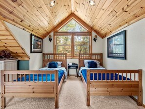 3 habitaciones, escritorio y tabla de planchar con plancha 