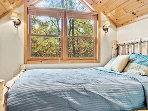 3 slaapkamers, een bureau, een strijkplank/strijkijzer, reisbedje