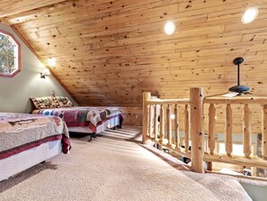 3 dormitorios, escritorio, tabla de planchar con plancha y cuna de viaje