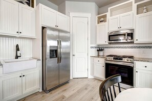 Kühlschrank, Mikrowelle, Herdplatte, Geschirrspüler