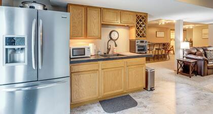 Work & Relax! Spacious Ontario Home w/ Pool