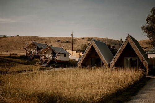 Beautiful Safari Tent with Wonderful Glampground Amenities near Yellowstone National Park in Emigrant, Montana