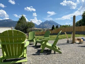 Mesa al aire libre con vista a la montaña.