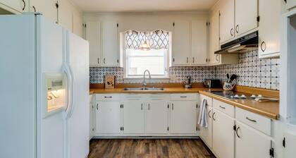 Golf & Hike: Family Home 8 Mi to Downtown Clayton