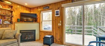 Forest-view Hideaway 3 Mi to Sugarloaf Mountain!