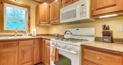 Forest-view Hideaway 3 Mi to Sugarloaf Mountain!