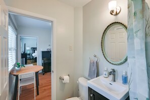 Apartment (1 Bedroom) | Interior - Train to Boston! Cozy Apartment in Winchester (Winchester)