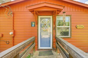 House (1 Bedroom) | Interior - 'kokomo Kove' - Waterfront Country Texas Getaway (Livingston)