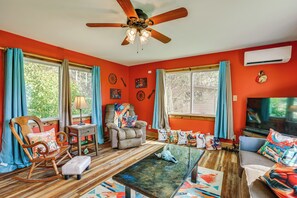 House (1 Bedroom) | Interior - 'kokomo Kove' - Waterfront Country Texas Getaway (Livingston)