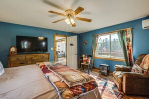 House (1 Bedroom) | Interior - 'kokomo Kove' - Waterfront Country Texas Getaway (Livingston)