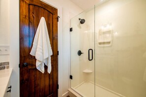 Bathroom - Charming Treehouse for Two Near Magnolia, Texas (Elm Mott)